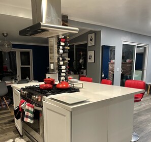 Réfrigérateur, four à micro-ondes, un four, surface de cuisson