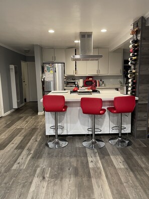 Réfrigérateur, four à micro-ondes, un four, surface de cuisson