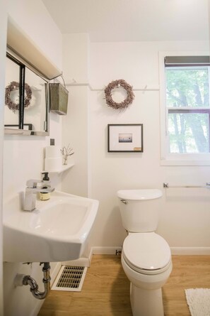 Dusche, Haartrockner, Bademäntel