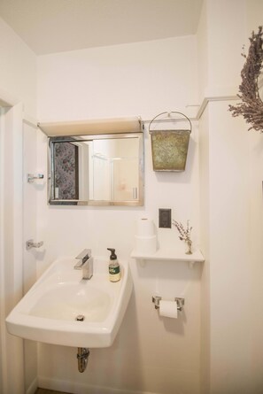 Ducha, secador de pelo, batas