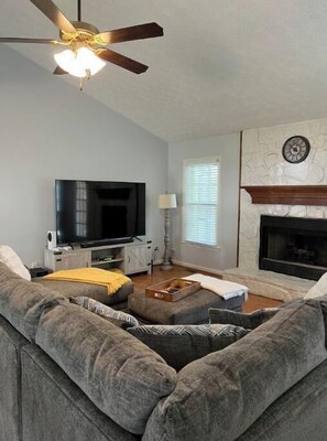 Smart TV, computer monitors - Chandler Retreat - Lakehouse (Acworth)