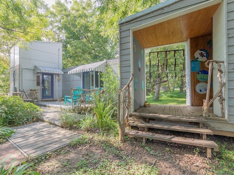 Terrace/patio. Eclectic & Spacious Guest Cottage (walk to downtown/pet friendly)