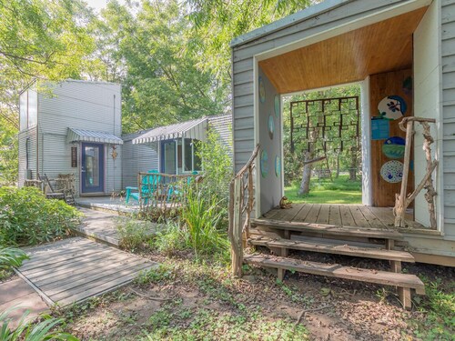 Eclectic & Spacious Guest Cottage (walk to downtown/pet friendly)