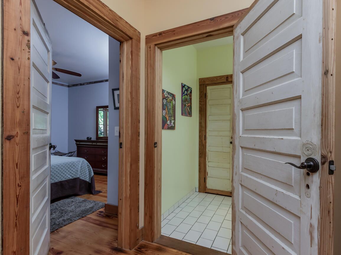 Eclectic & Spacious Guest Cottage (walk to downtown/pet friendly)