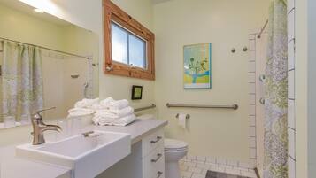 Dusj, hårføner, håndklær og såpe