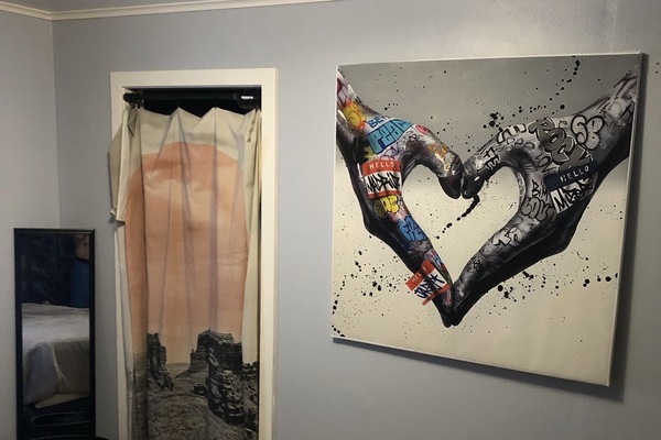 1 habitación, tabla de planchar con plancha, wifi gratis y ropa de cama