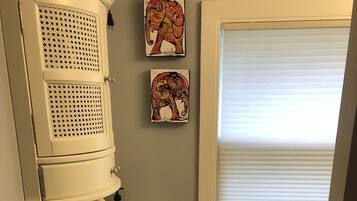 Chuveiro, secador de cabelo, toalhas de banho, sabonete