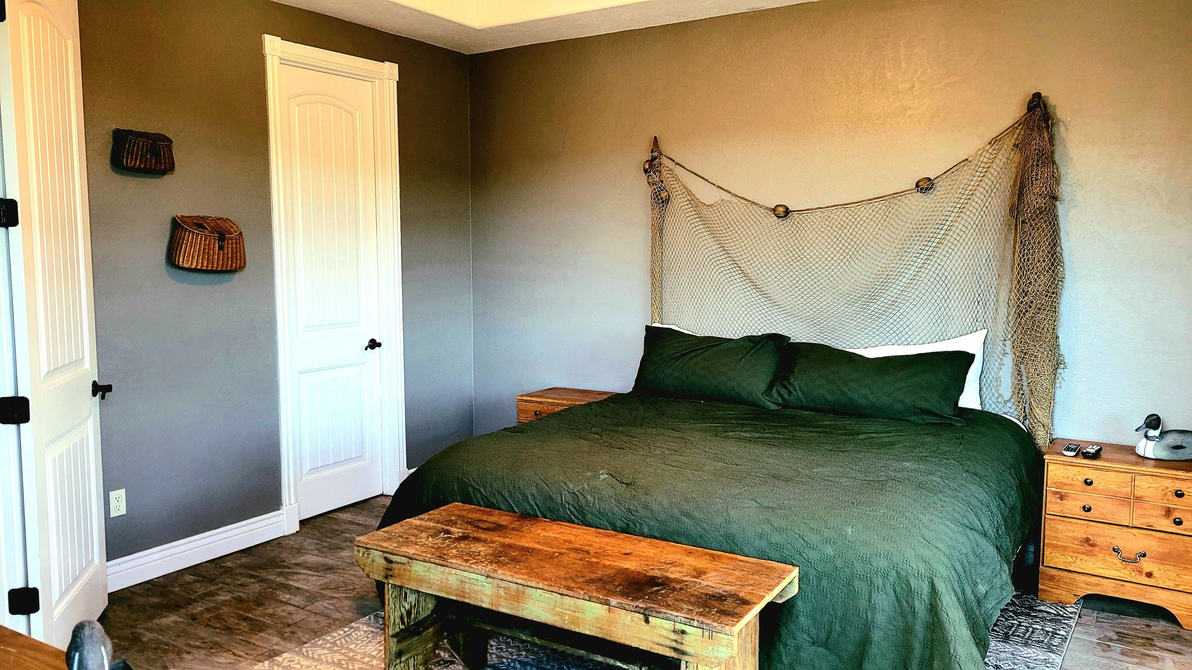 Penthouse w/ Lake View & private deck- next to SDC