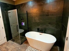 Tina con regadera, secadora de cabello, toallas, jabón