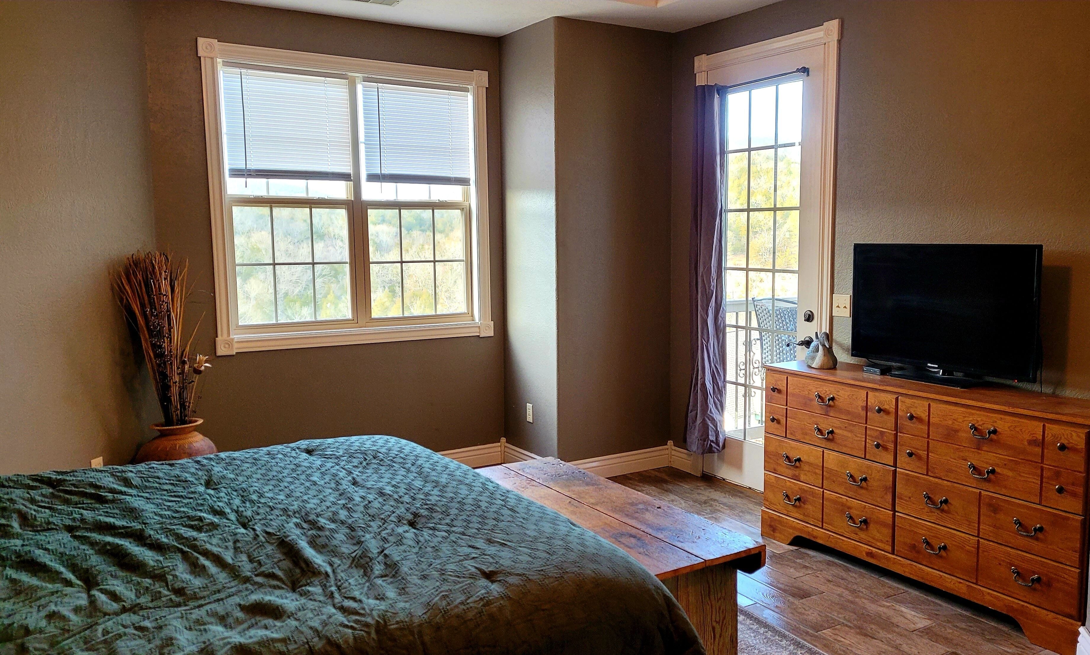 Penthouse w/ Lake View & private deck- next to SDC