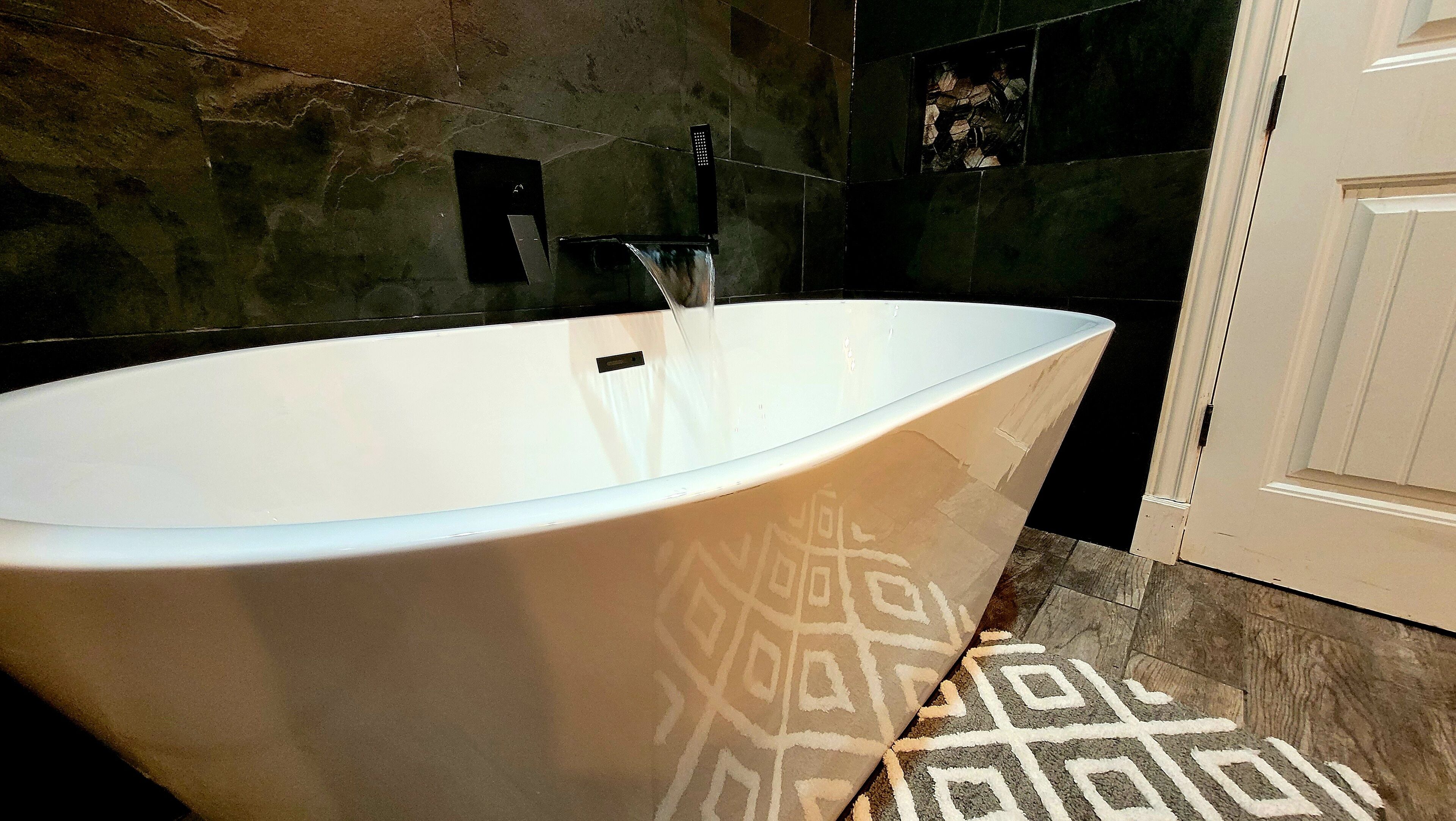 Penthouse w/ Lake View & private deck- next to SDC