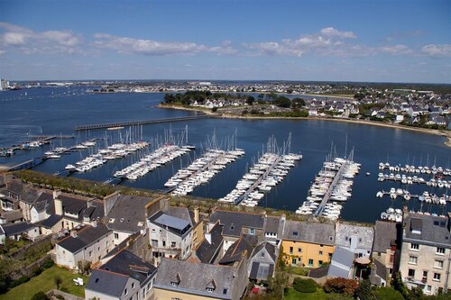 A 5 mn à pied des plages et d'une cité d'histoire, notre maison et le chat !