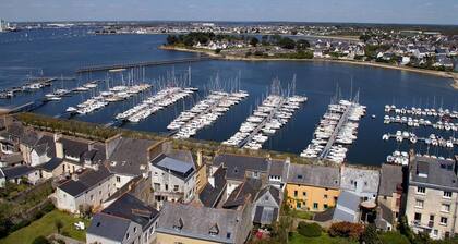 A 5 mn à pied des plages et d'une cité d'histoire, notre maison et le chat !