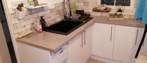 Réfrigérateur, micro-ondes, four, plaque de cuisson