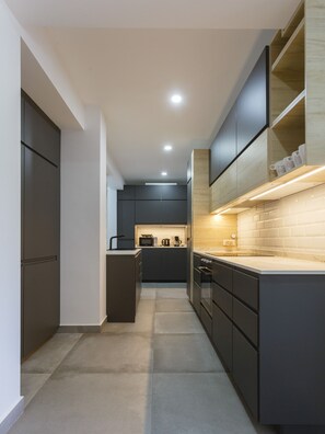Refrigerador, horno, lavavajillas, cafetera/tetera