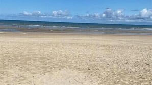 A beach with a wide sandy area and a clear blue sky. - Apartment with sea view (Bray-Dunes)