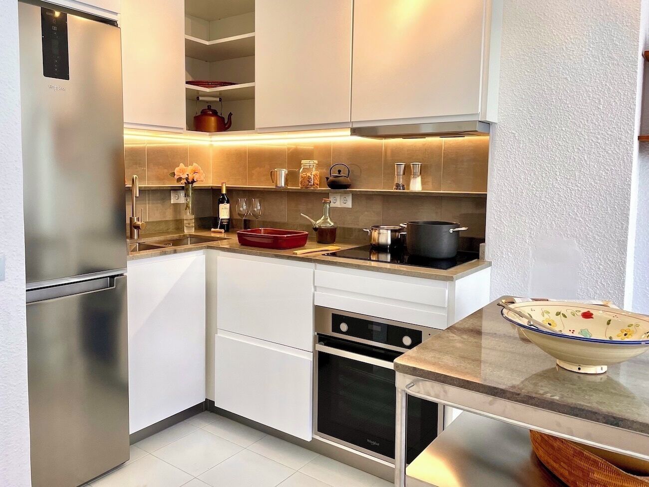 Kühlschrank, Mikrowelle, Ofen, Herdplatte