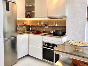 Réfrigérateur, micro-ondes, four, plaque de cuisson