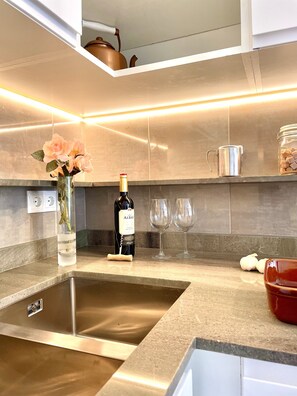 Réfrigérateur, micro-ondes, four, plaque de cuisson