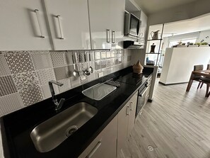 Réfrigérateur, micro-ondes, cafetiÚre/bouilloire