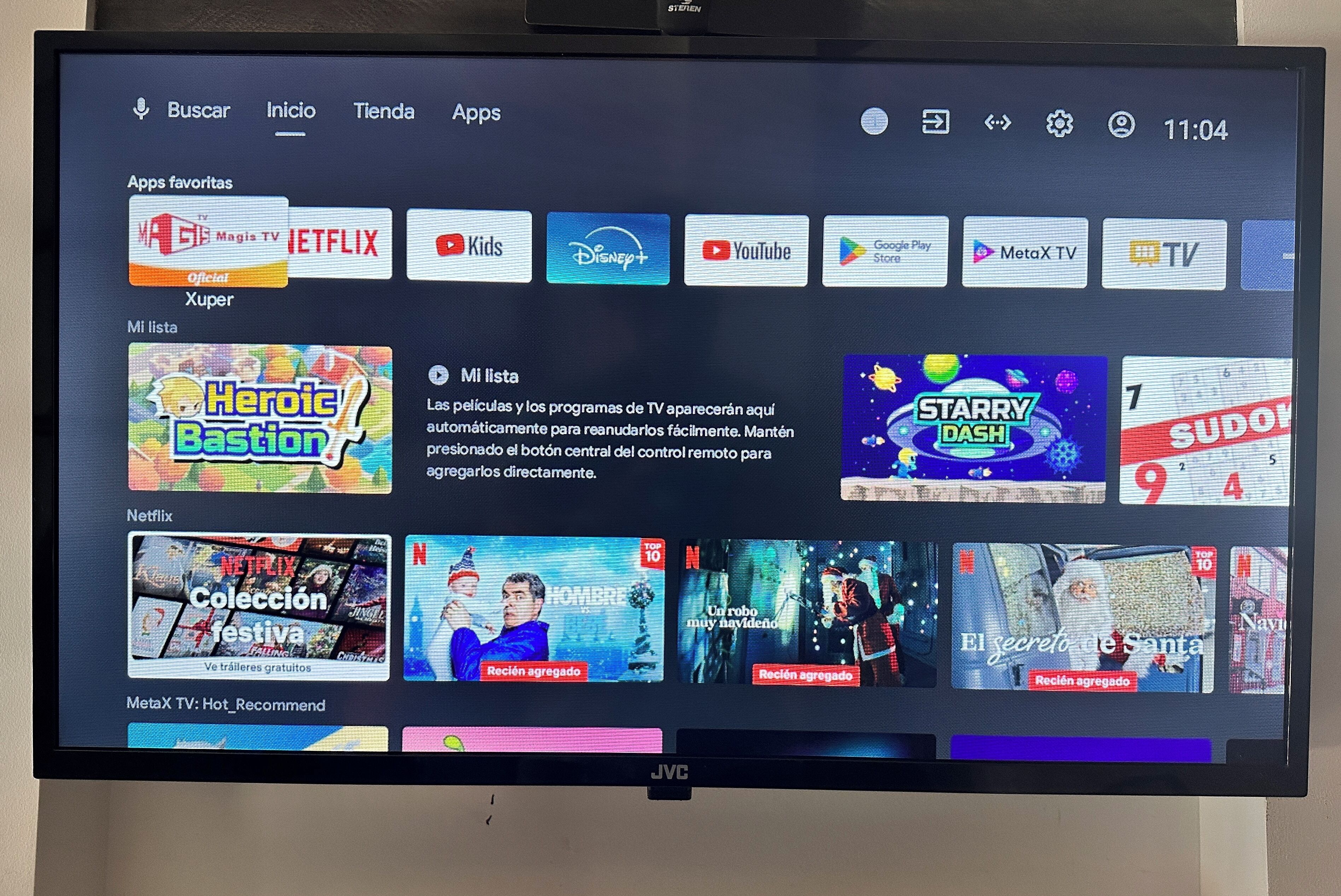 Un écran de télévision affichant l’interface d’un service de diffusion en continu, avec différentes applications et suggestions de contenu.