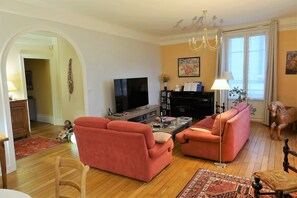 Télévision, lecteur de DVD, livres, médiathèque