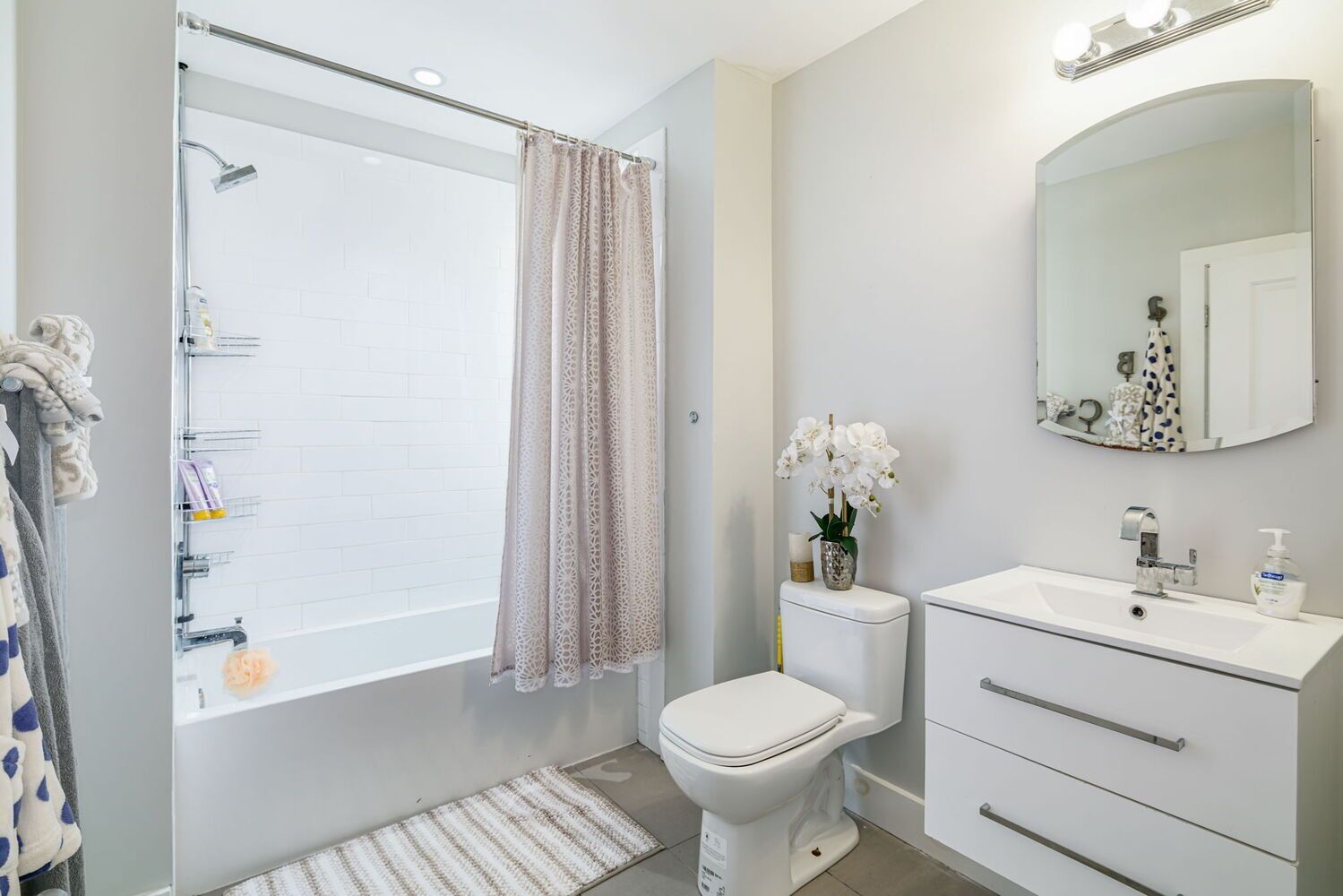 ⭐️5min to Center City!- BRIGHT & Spacious Passyunk Square 3 Bed Home