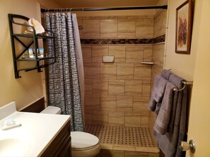 Shower, hair dryer, towels, soap - Private Cozy Studio walking distance to beaches, shops, restaurants and bars (Kihei)