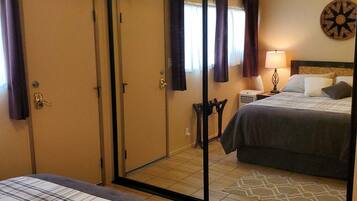 1 غرفة نوم ومكواة/لوح كي وواي فاي مجانًا وملاءات أسرّة