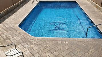 حمّام سباحة خارجي، حمّام سباحة مُدفَّأ