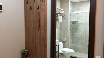 Comfort Studio Suite | Bathroom | Hair dryer, towels