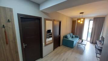 Comfort Studio Suite | Ruang tamu | TV