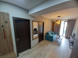 Comfort Studio Suite | Living area | TV