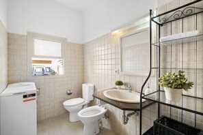 Een haardroger, handdoeken