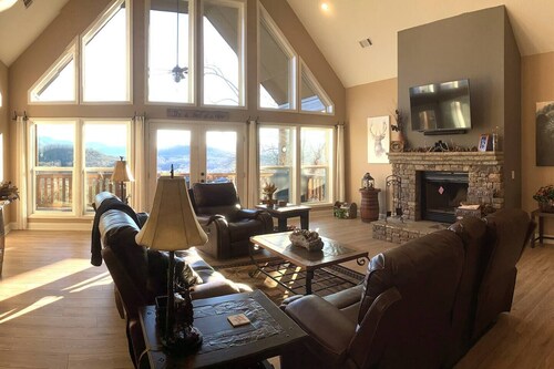 Private retreat on 7 acres, mountain views, firepit, king bed, sleeps 6. 