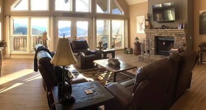 Private retreat on 7 acres, mountain views, firepit, king bed, sleeps 6.