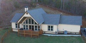 Exterior - Private retreat on 7 acres, mountain views, firepit, king bed, sleeps 6.  (Hiawassee)