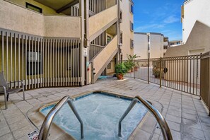 Outdoor spa tub - Beach Front Paradise - Entire Condo- Crystal Pier (San Diego)