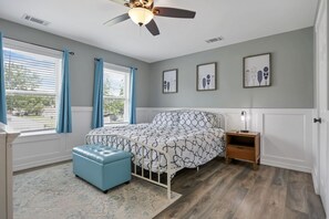 5 habitaciones, escritorio y tabla de planchar con plancha