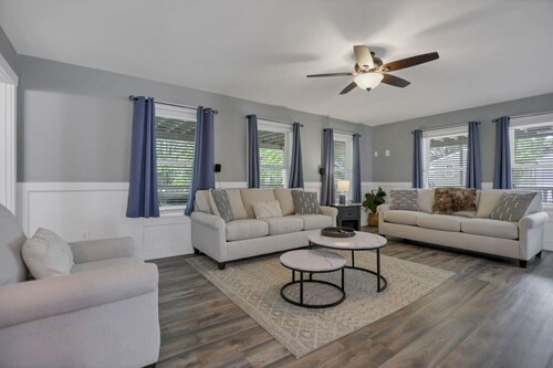 Colonial on Crane: Hot tub, pet friendly, and boat dock included