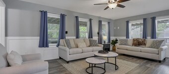 Colonial on Crane: Hot tub, pet friendly, and boat dock included