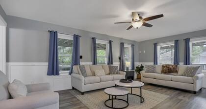 Colonial on Crane: Hot tub, pet friendly, and boat dock included