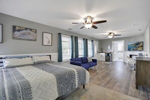 5 bedrooms, desk, iron/ironing board, travel cot