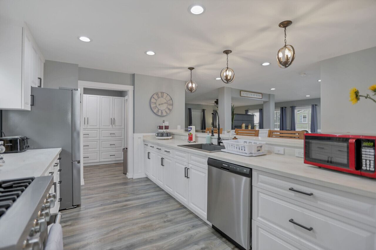 Køleskab, mikrobølgeovn, ovn, kogeplade