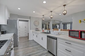 Frigorífic, microones, forn i placa de cuina 