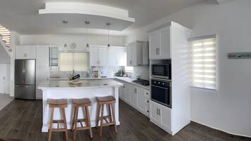 Geladeira, micro-ondas, fogão, cooktop