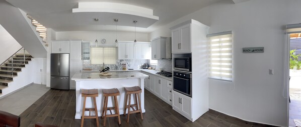 Geladeira, micro-ondas, fogão, cooktop