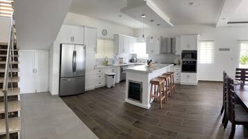 Geladeira, micro-ondas, fogão, cooktop