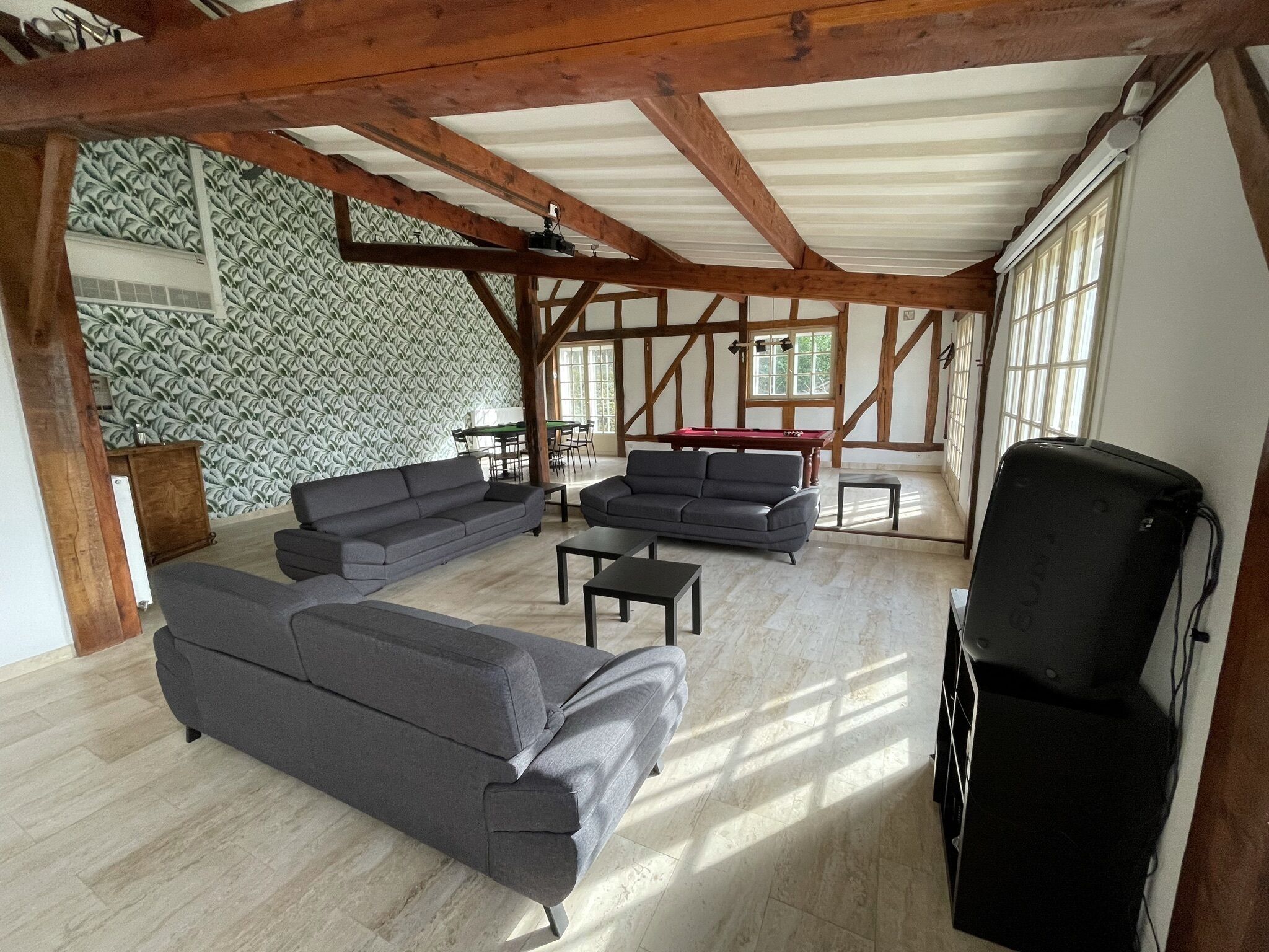 House sleeps 21, heated indoor pool, 1 hour from Paris