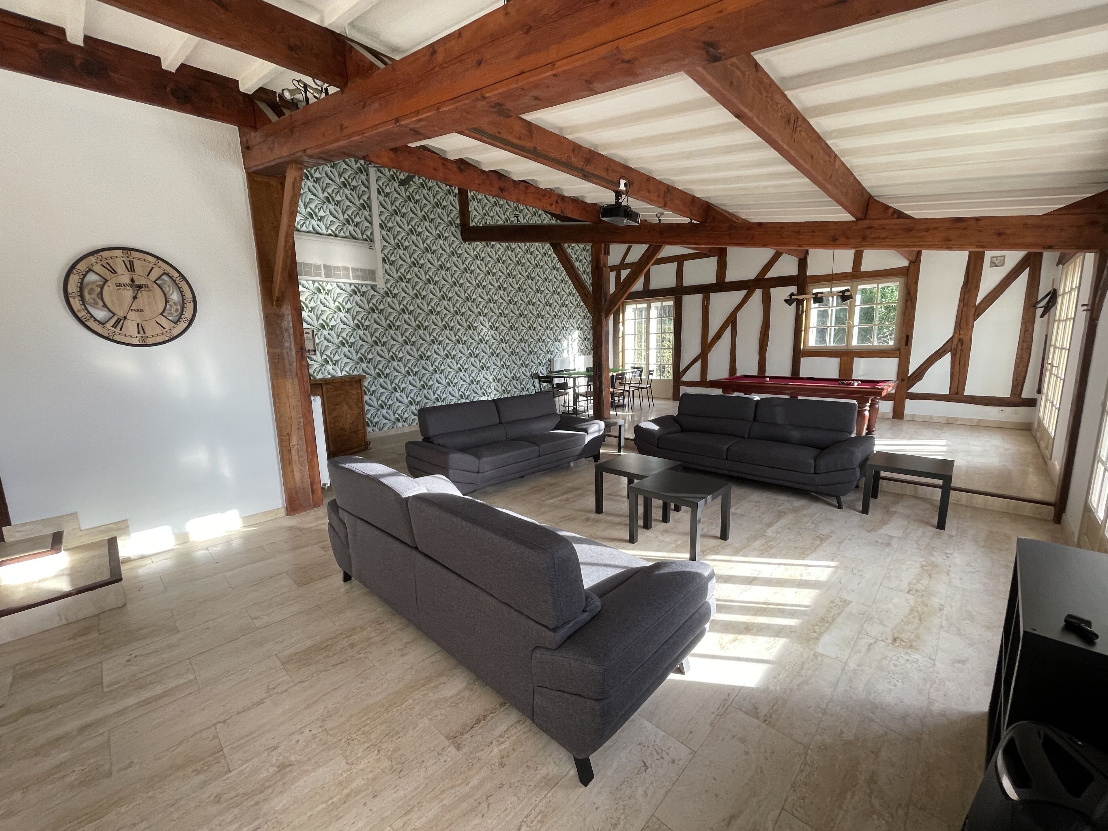 House sleeps 21, heated indoor pool, 1 hour from Paris